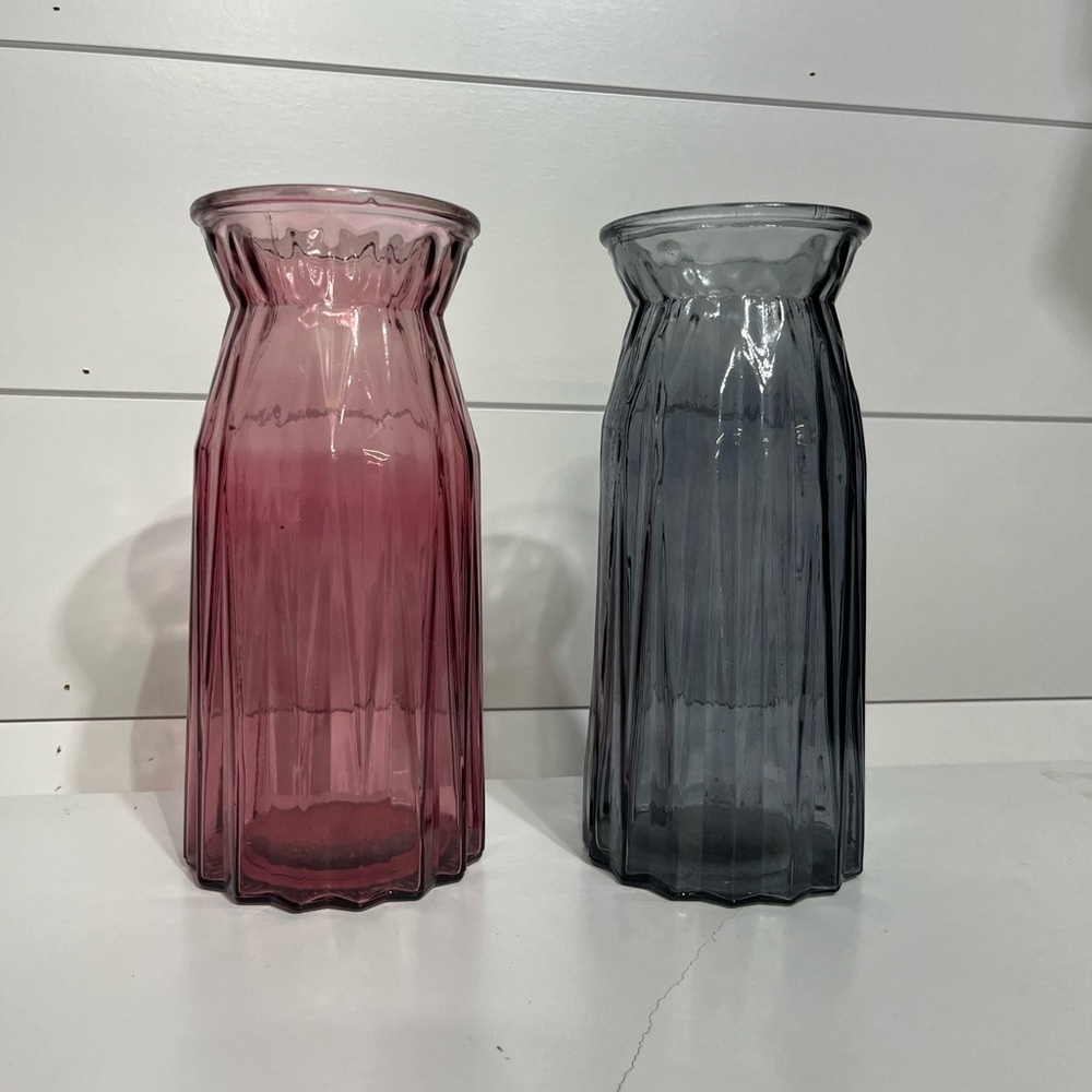 🔥9” tall glass vase - Picture 2 of 5
